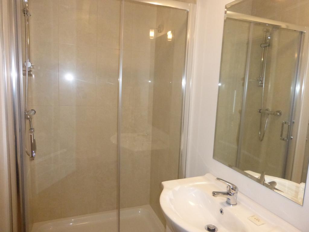 Ryan'S Hotel Конг Екстериор снимка